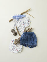 Load image into Gallery viewer, Bib Scarf Flowers, 2 colors