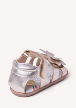 Load image into Gallery viewer, Barefoot Sandal Butterfly Gold and White
