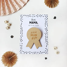 Load image into Gallery viewer, Ansichtkaart + Medaille Button Lieve Mama