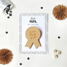 Load image into Gallery viewer, Ansichtkaart + Medaille Button Lieve Papa
