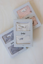 Load image into Gallery viewer, Suit with Hat Giftset Animals
